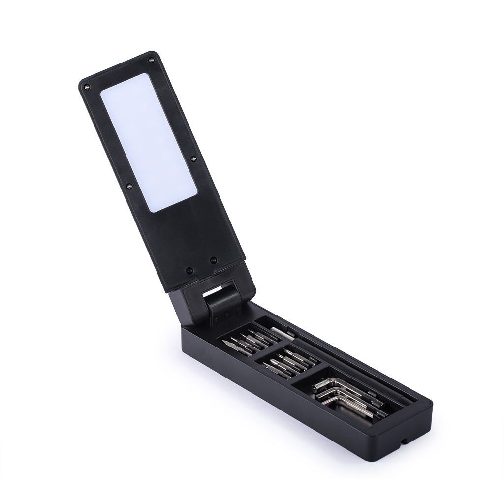 KIT ATTREZZI CON TORCIA RICARICABILE IN PLASTICA E METALLO 